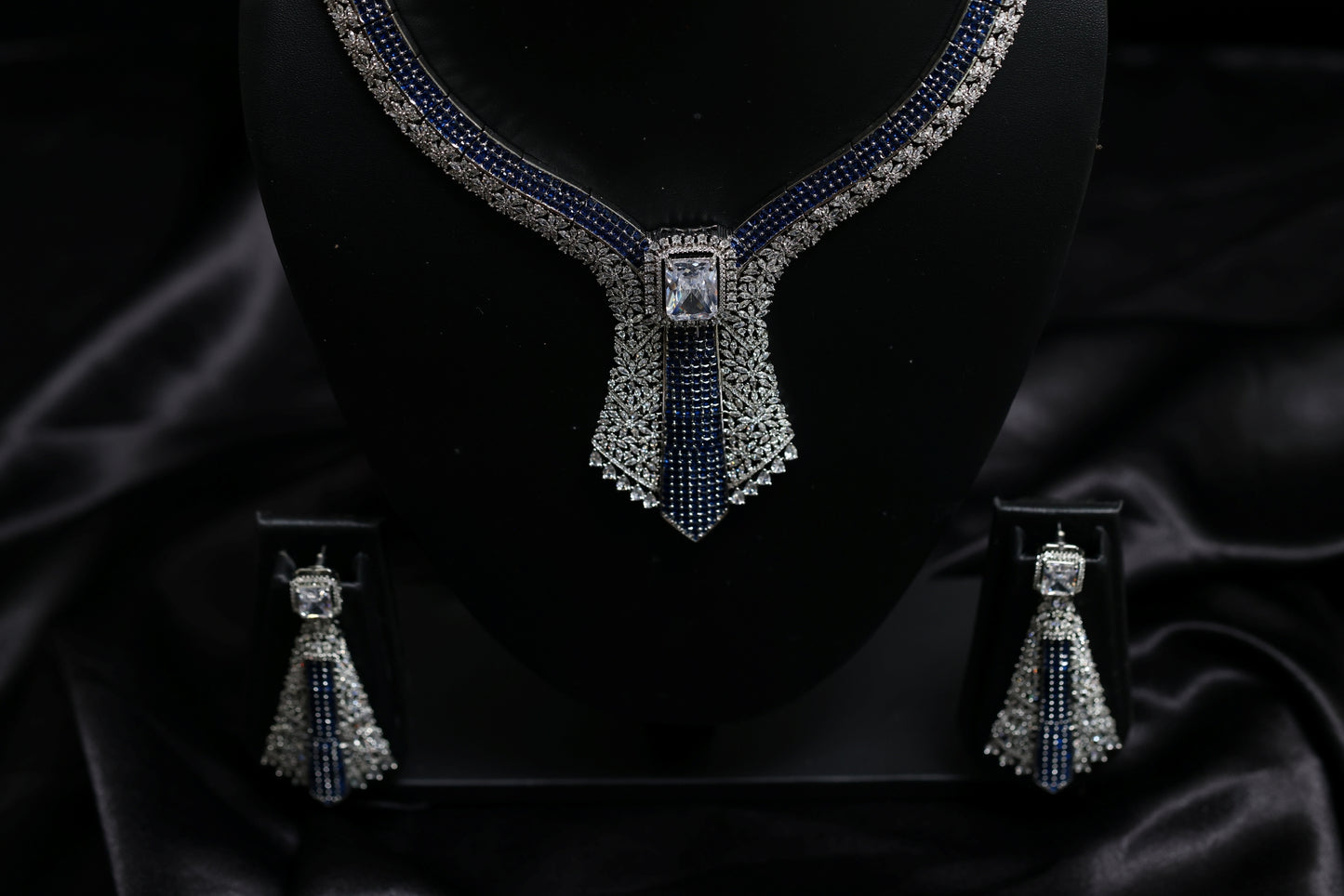 luxe  blue sapphire & diamond necklace set