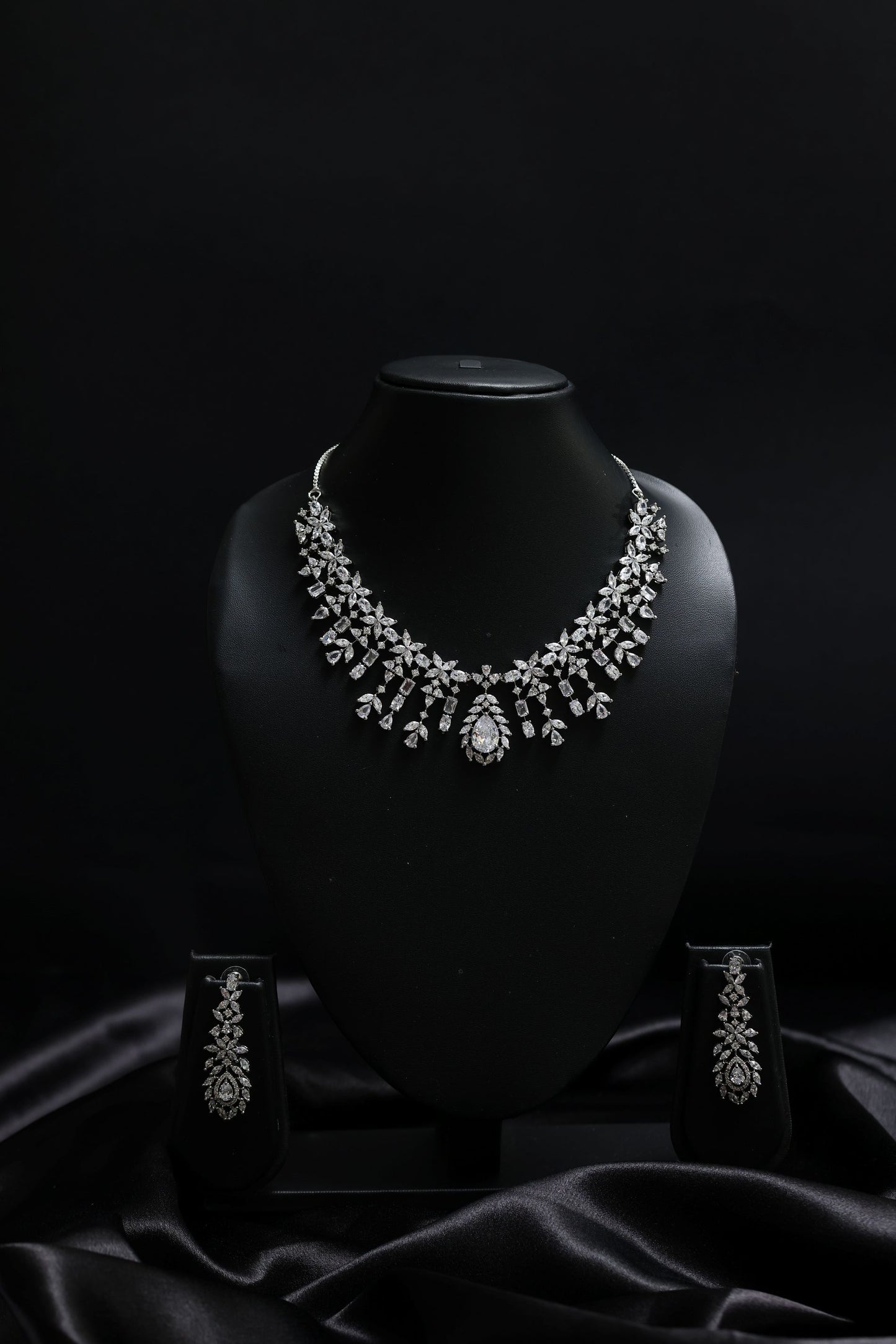 leaf motif cluster diamond necklace set