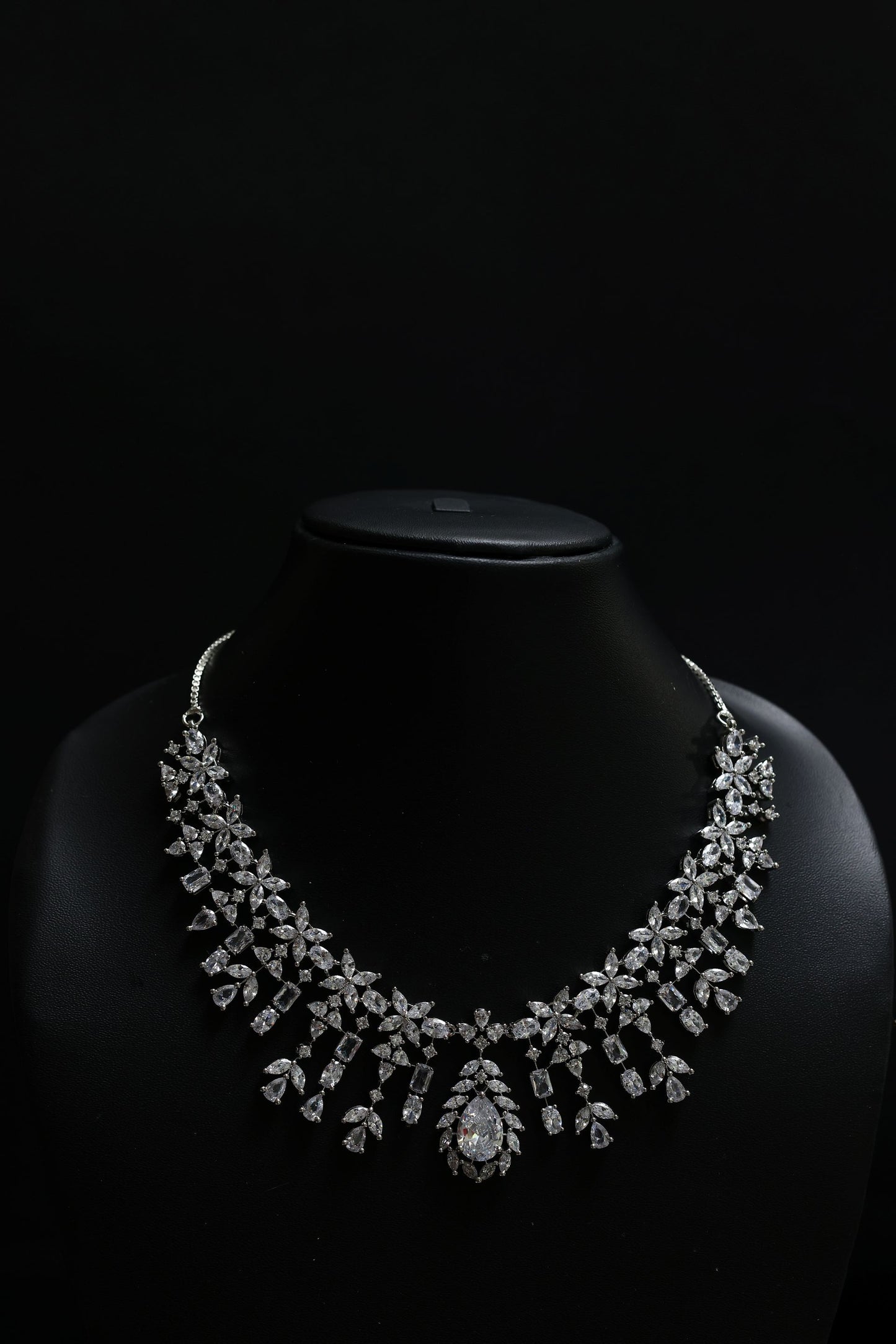 leaf motif cluster diamond necklace set