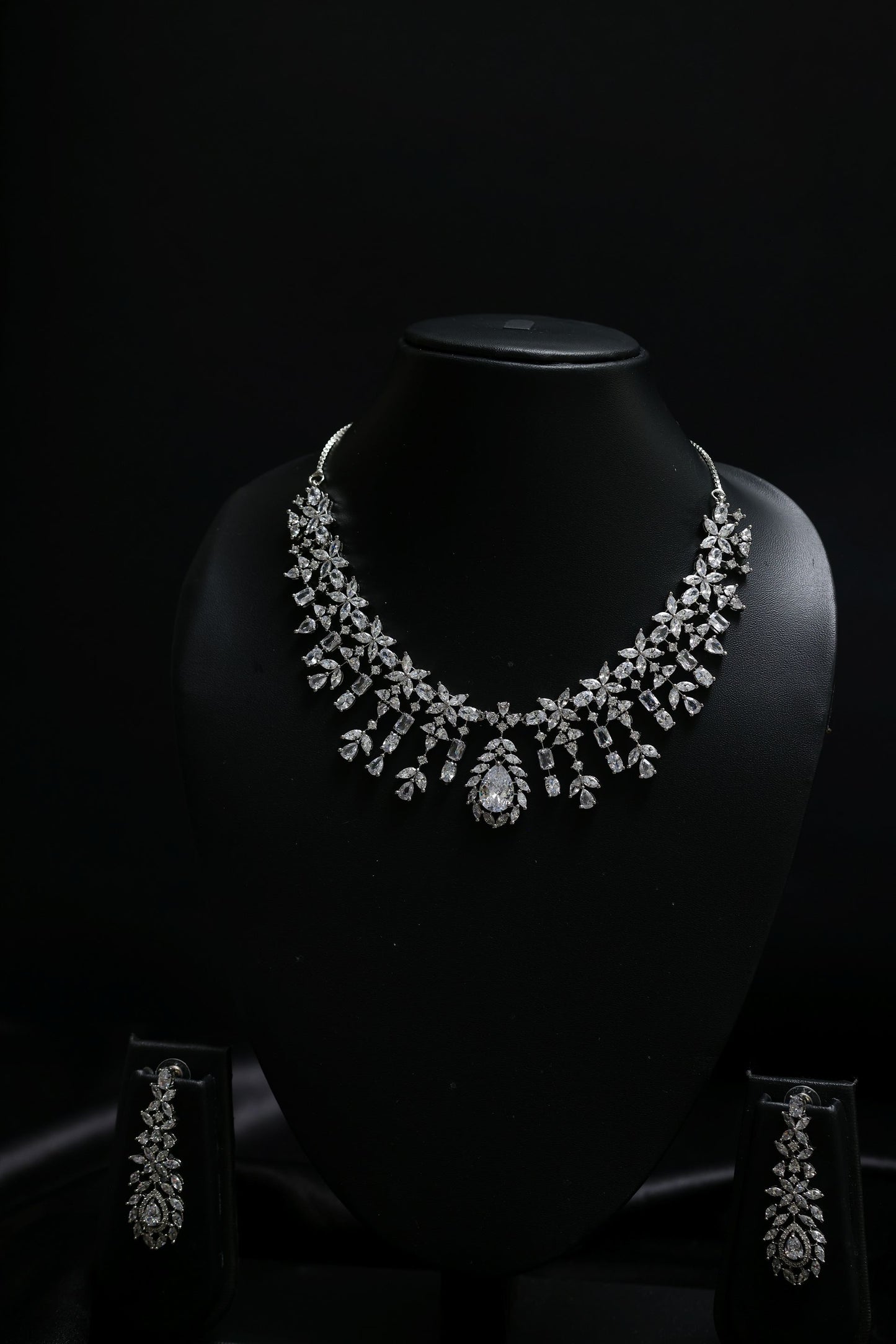 leaf motif cluster diamond necklace set