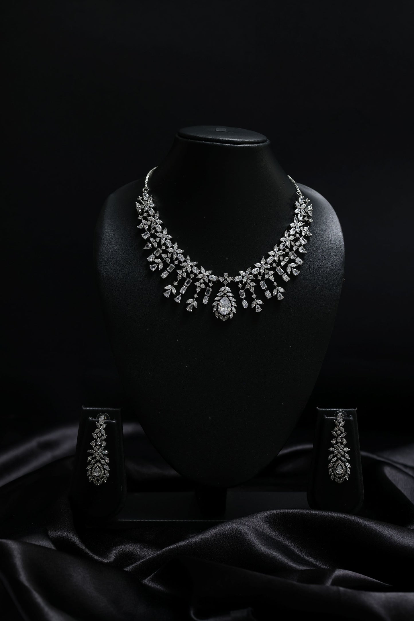 leaf motif cluster diamond necklace set
