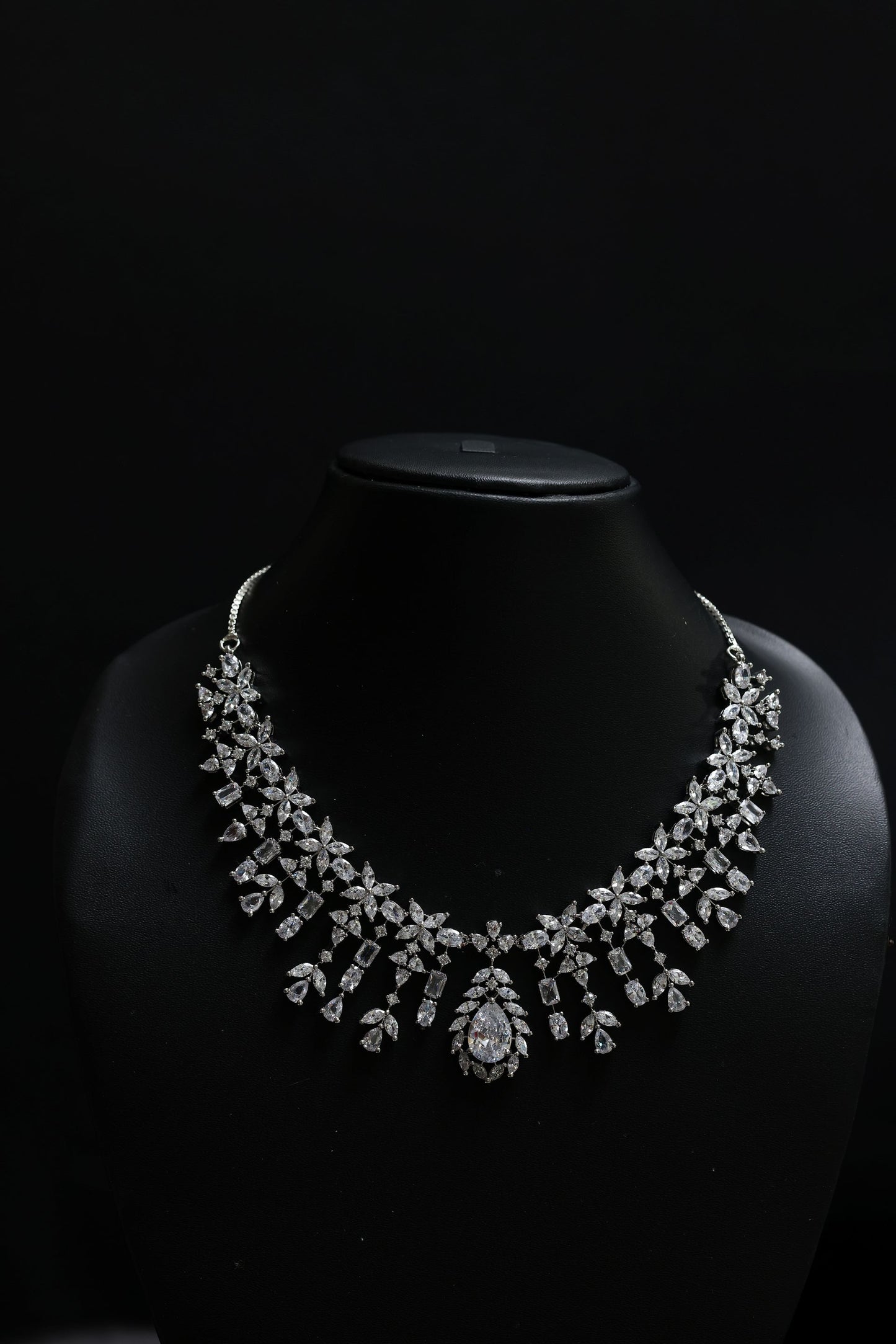 leaf motif cluster diamond necklace set