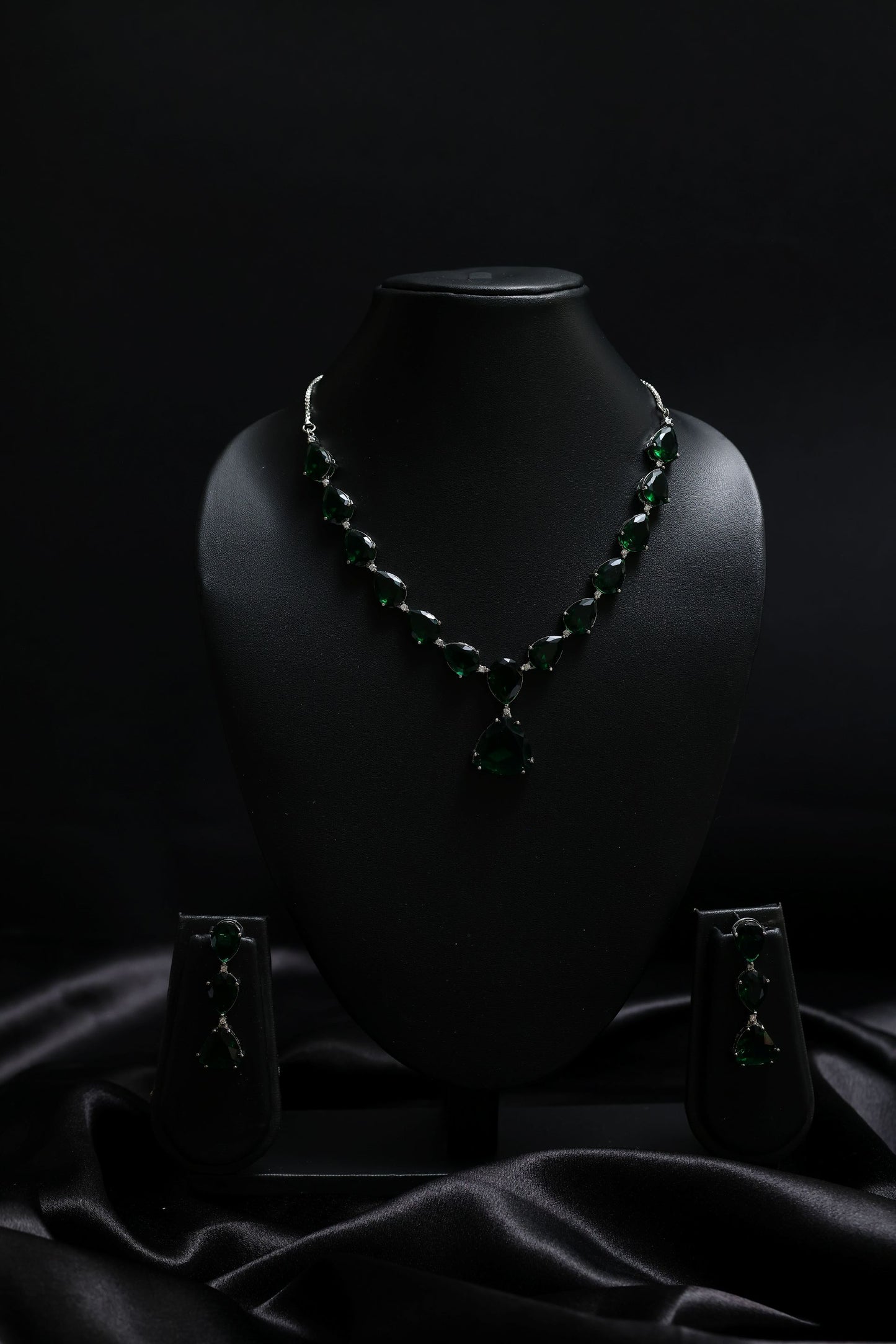 leaf premium emerald statement necklace set
