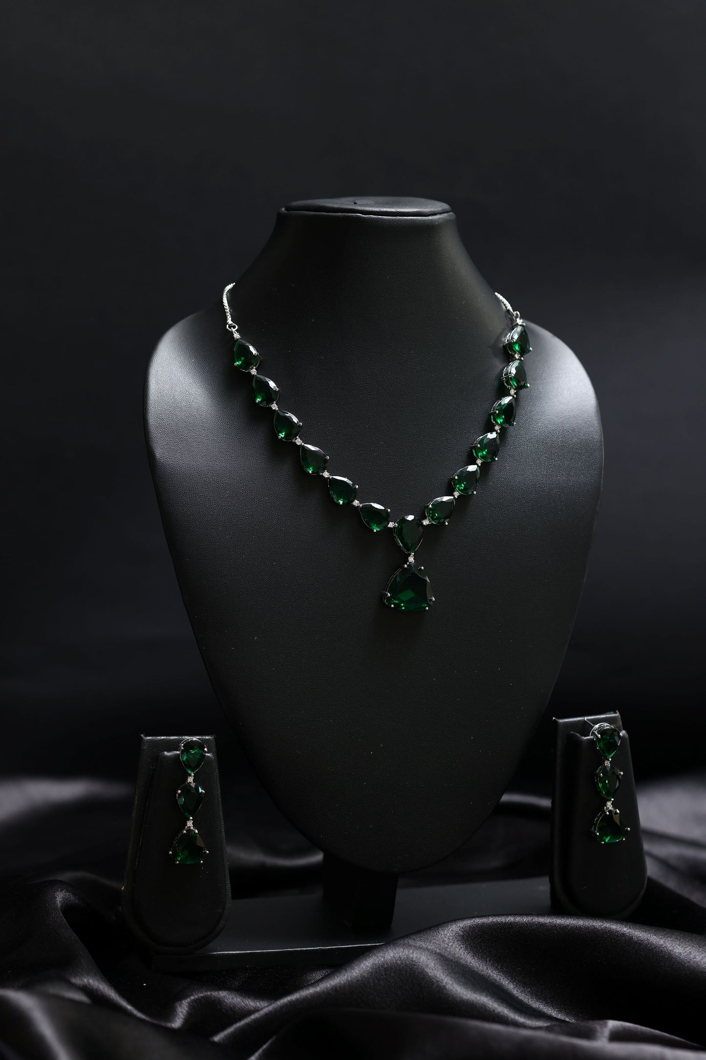 leaf premium emerald statement necklace set