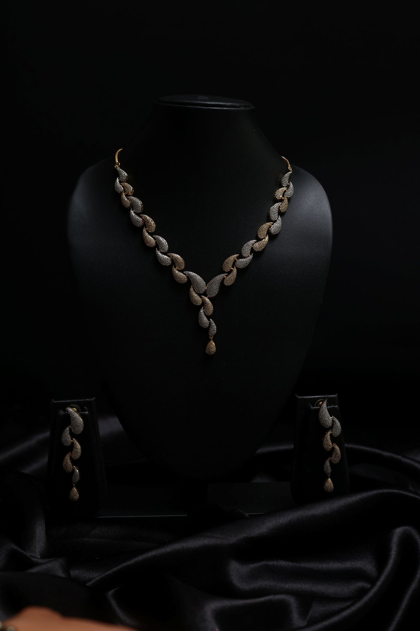 windy leafs gold & rhodium necklace set