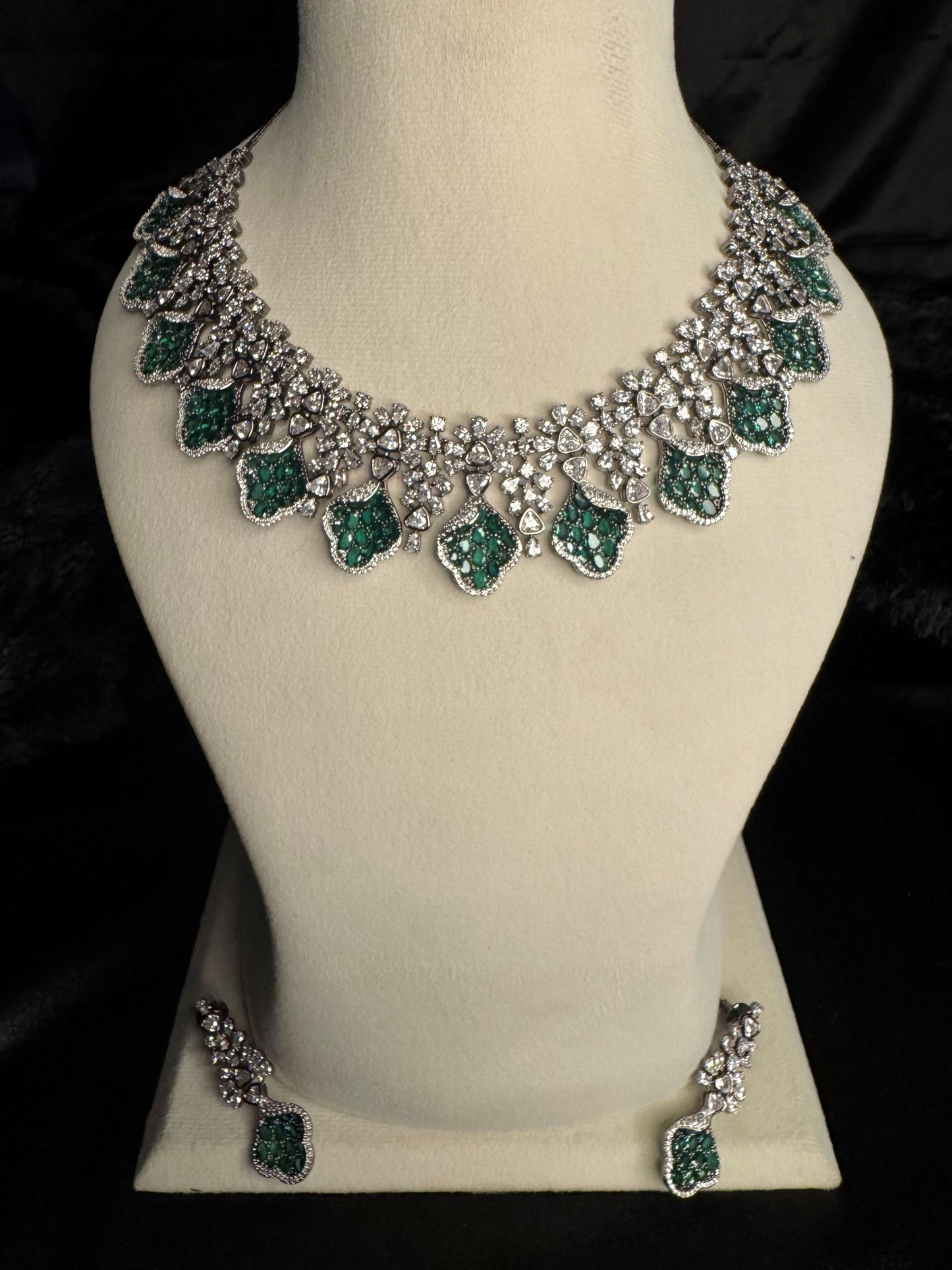 emerald dewdrop necklace