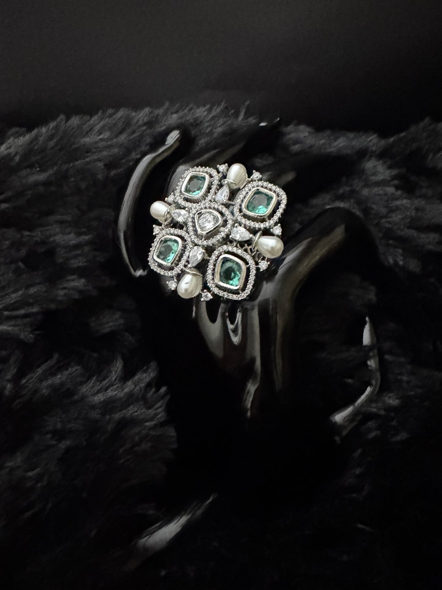 emerald regal royale cocktail ring