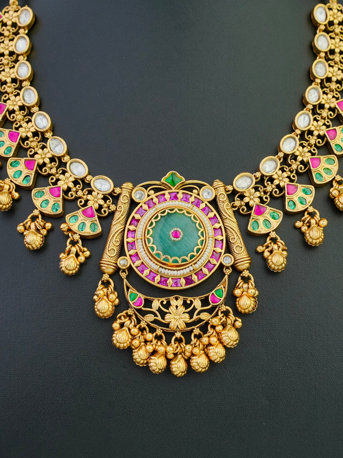 varnika noor heritage necklace set