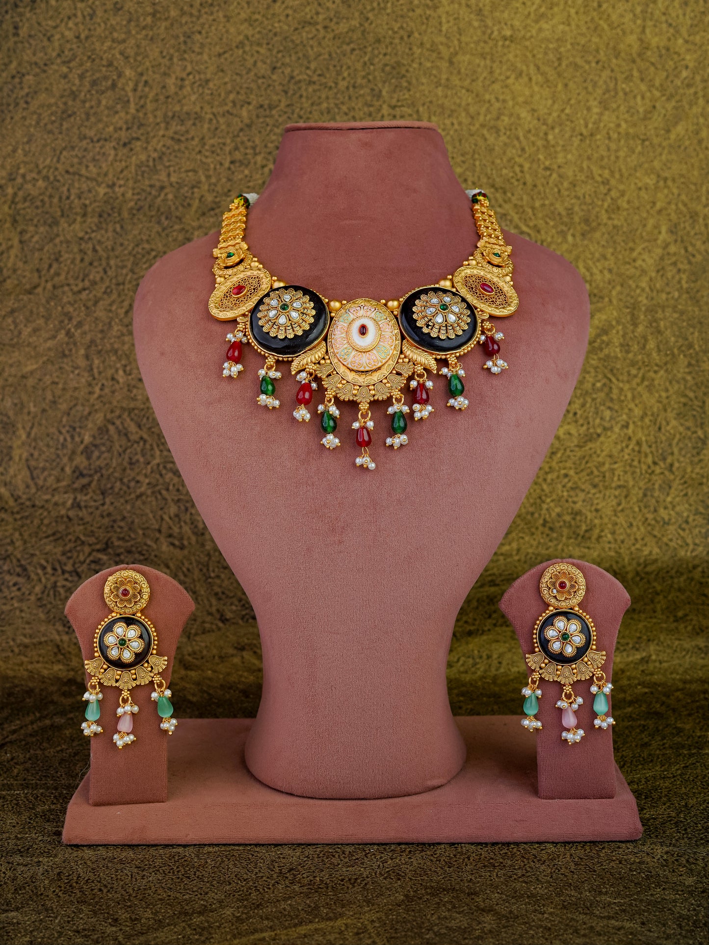 shilpika ratnavalli choker set