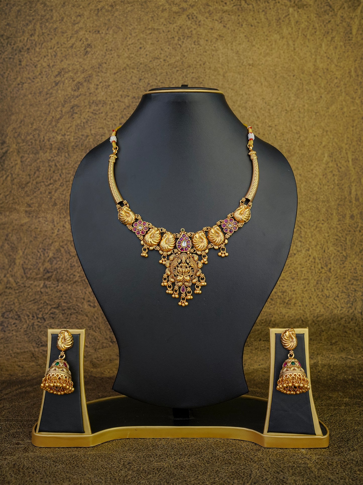 aishwarya pratima heritage choker set
