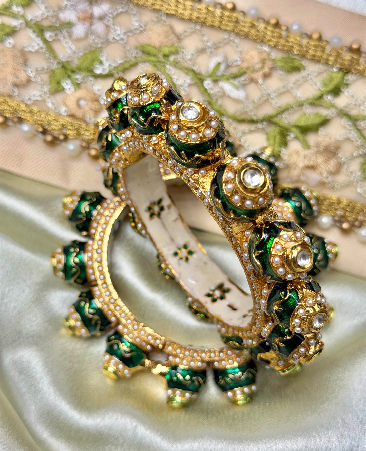the rajwada meenakari kada