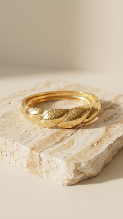 LUXORA PETAL™ ANTI-TARNISH GOLD CUFF