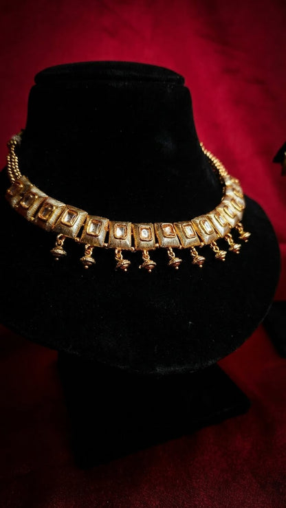 AMBERA GOLD CHOKER SET  Description: